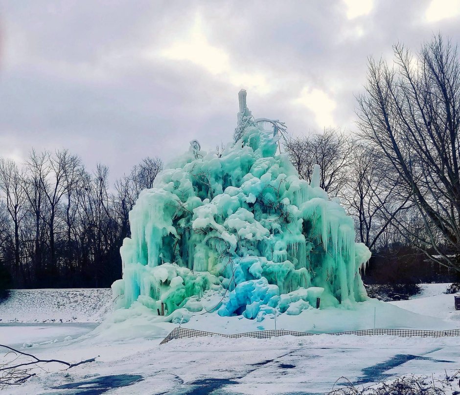 Ледяное дерево скульптура