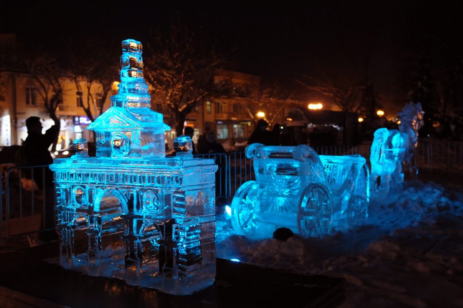 Ледяные фигурки на даче с подсветкой фото
