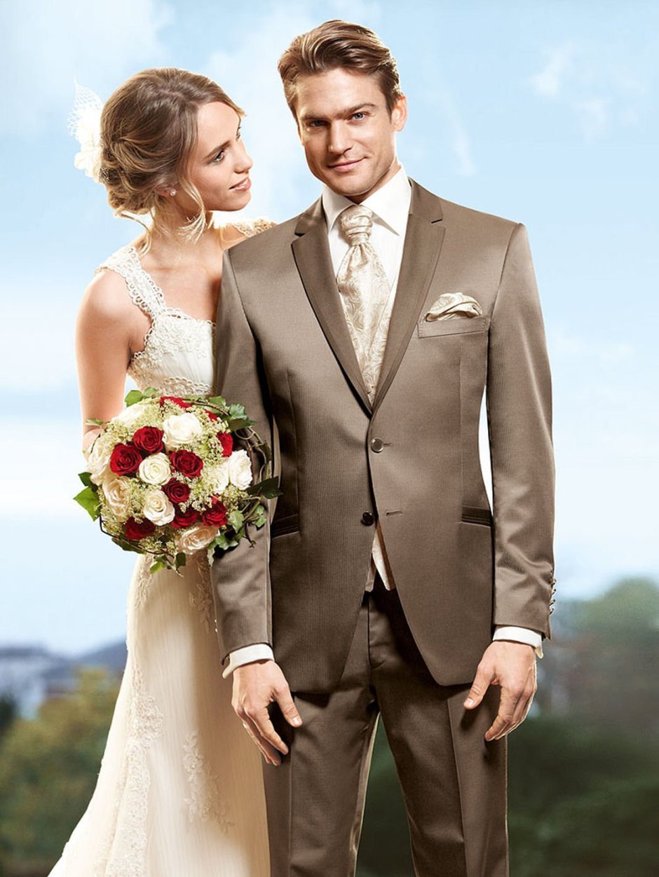 Бежевое свадебное платье и костюм жениха