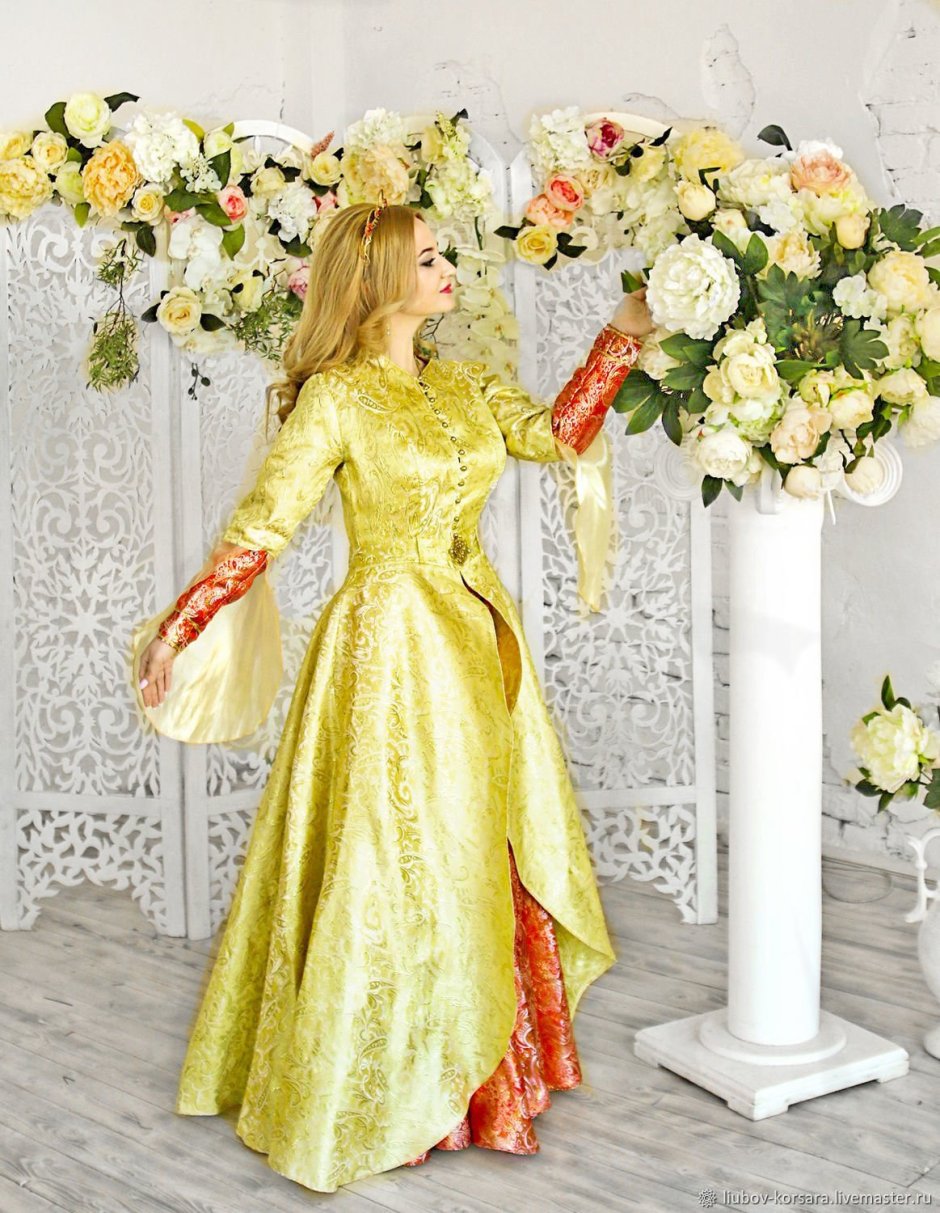 Свадебное платье из золотой парчи