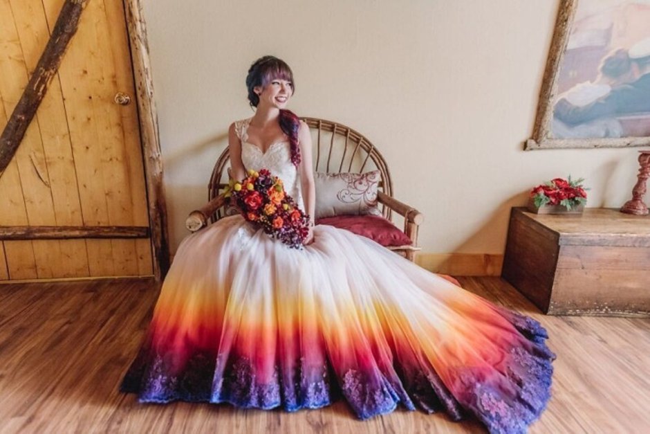 Радужное свадебное платье