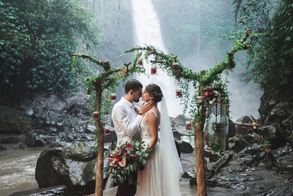 Свадьба на Бали у водопада
