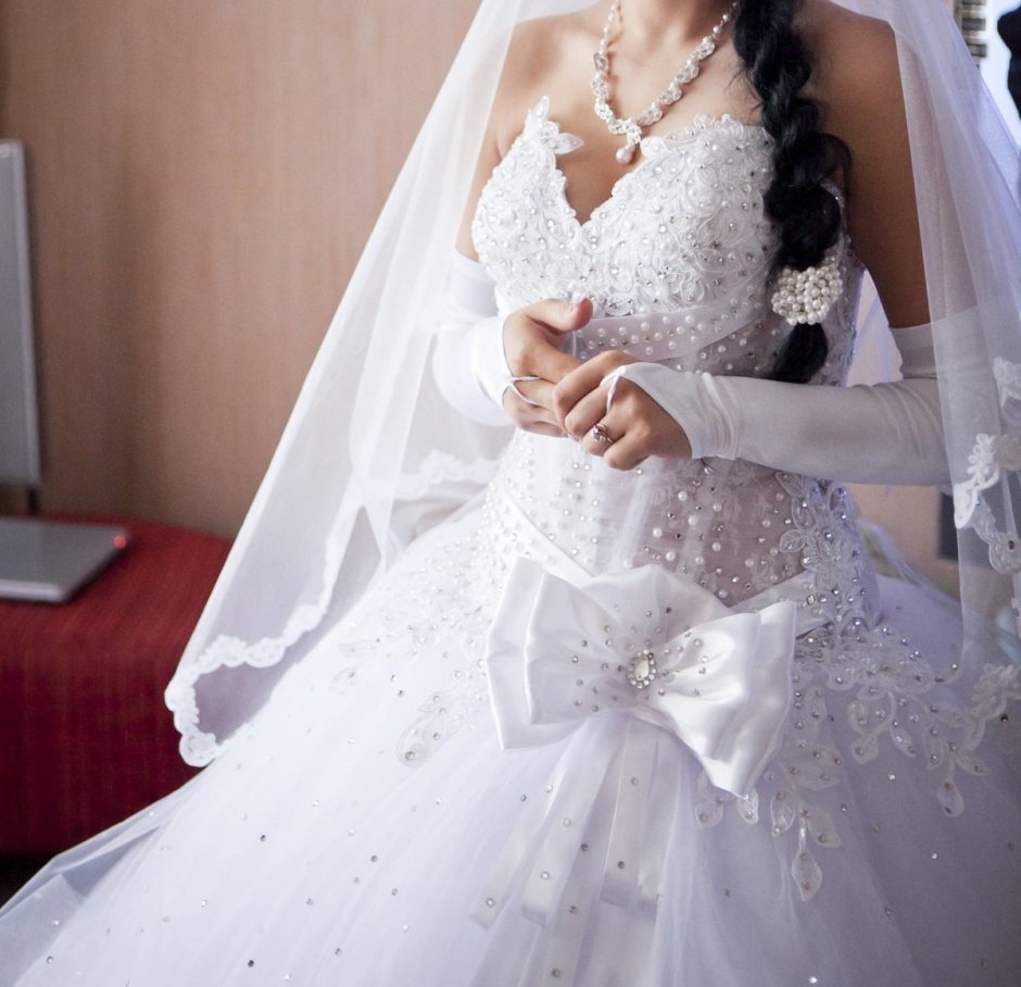 Свадебное платье со стразами