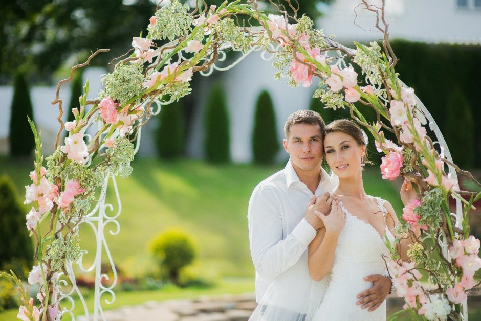 Цветочная Свадебная арка с молодоженами