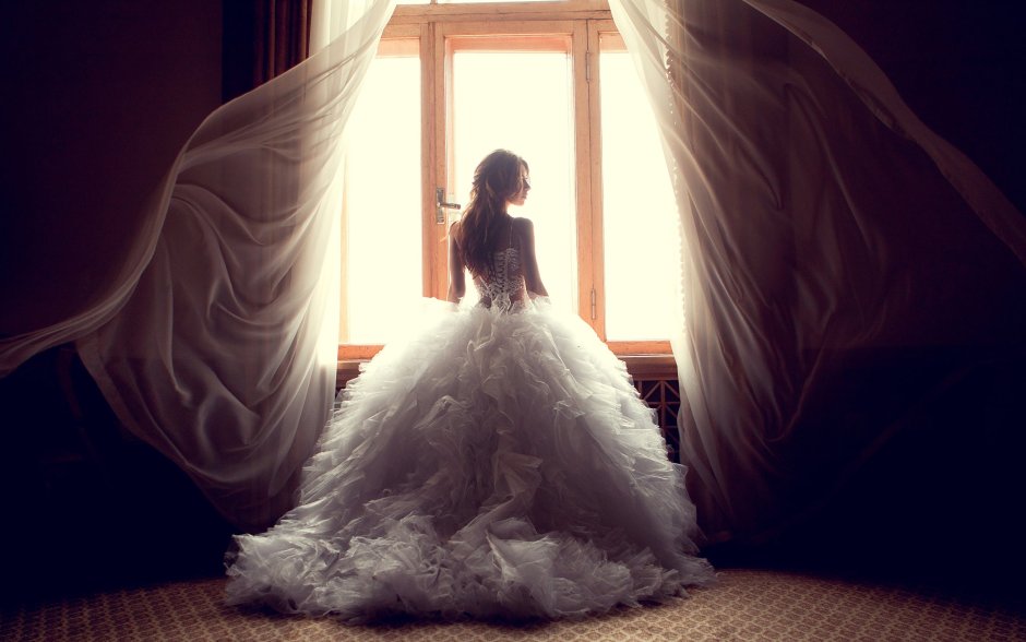 Девушка в свадебном платье со спины