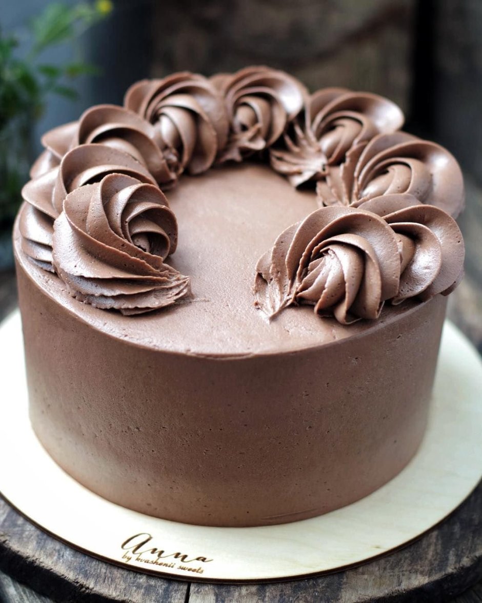 Декор шоколадного торта кремом