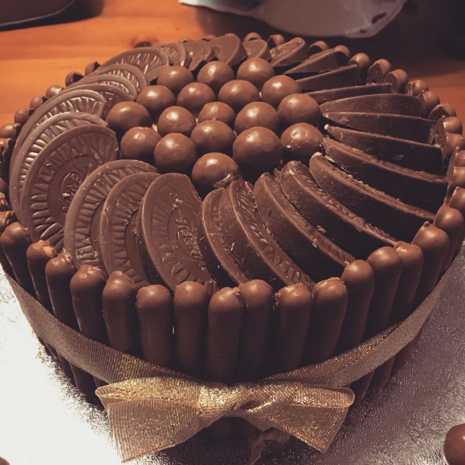 Украшение торта шоколадными конфетами