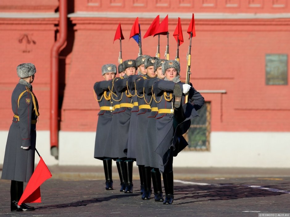 Знаменная группа на параде Победы