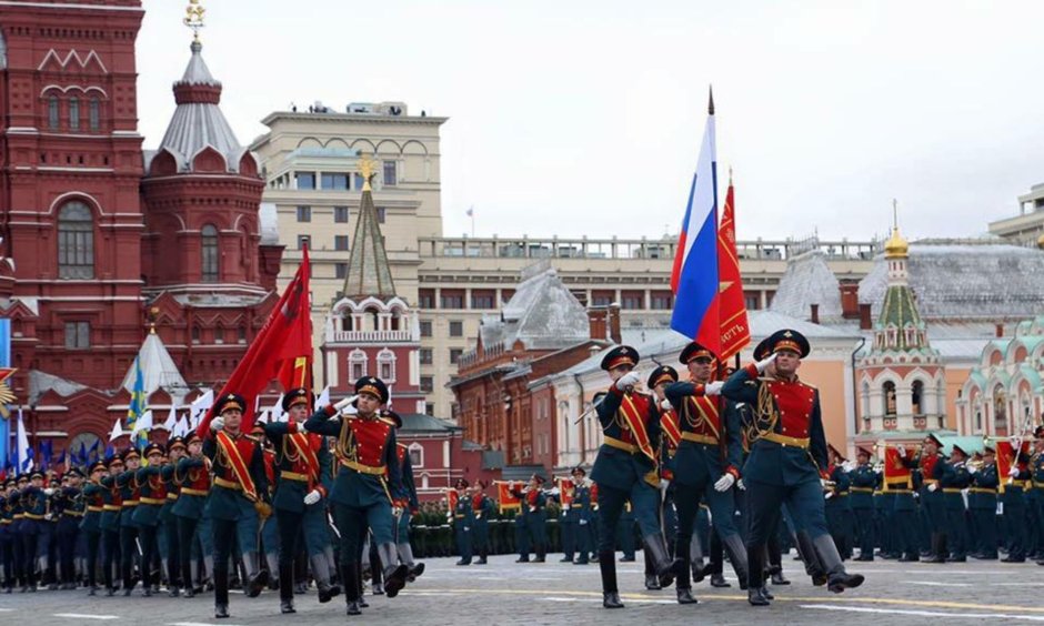 Российские военные маршируют