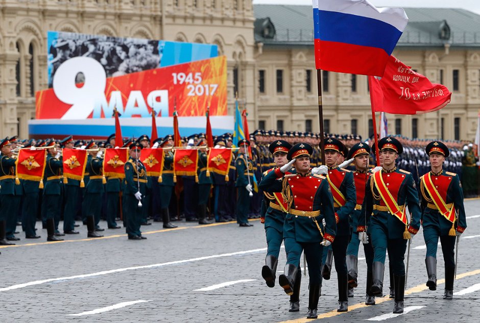 Знамя Победы и флаг России на красной площади