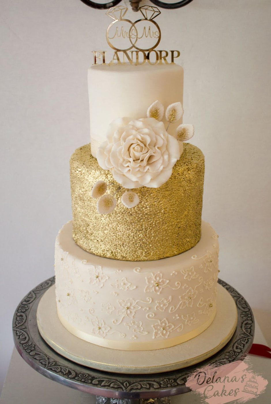 Свадебный торт двухъярусный золотой