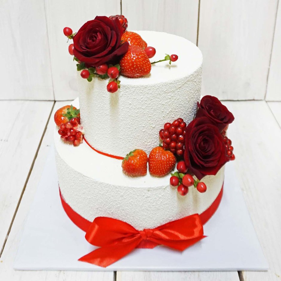 Торт с красным декором
