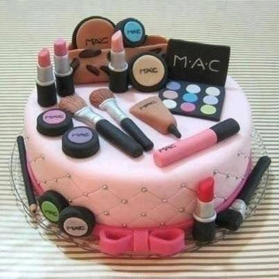 Торт на день рождения с косметикой