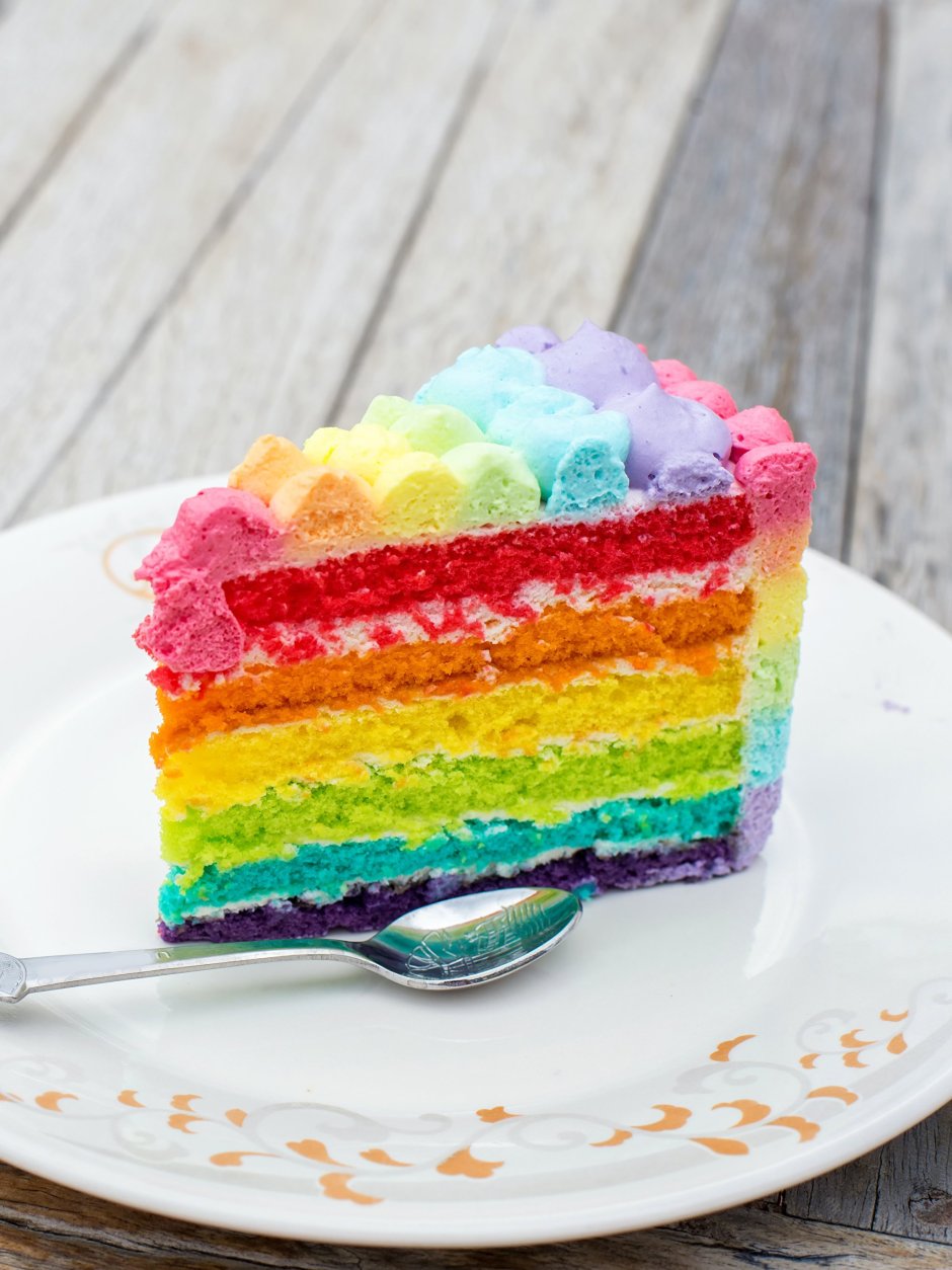 Украшение торта разноцветным кремом