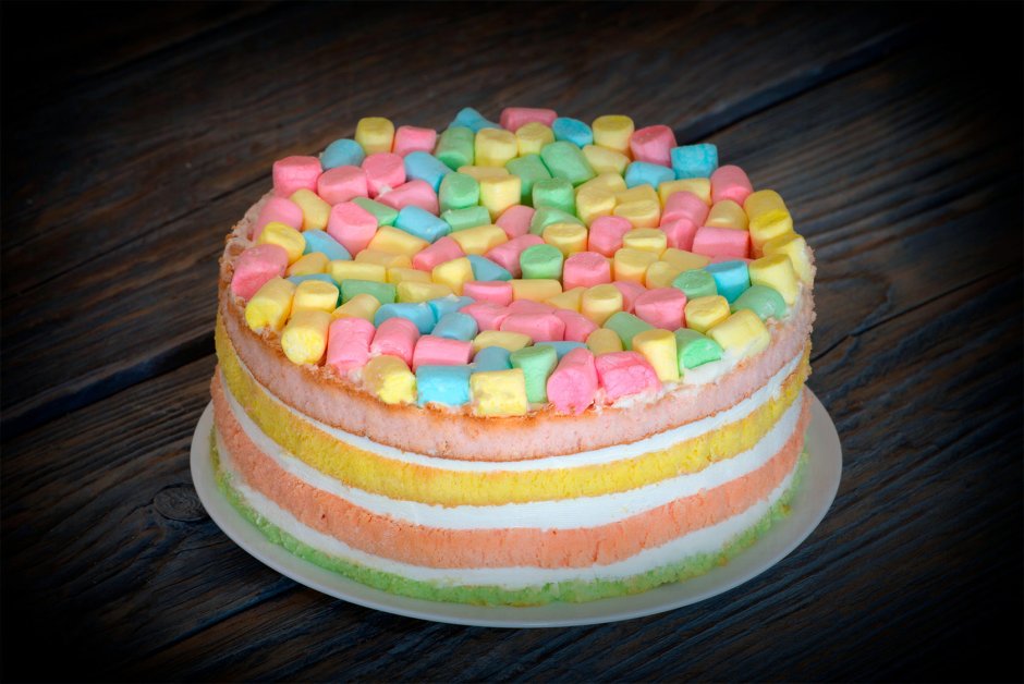 Торт с разноцветными слоями