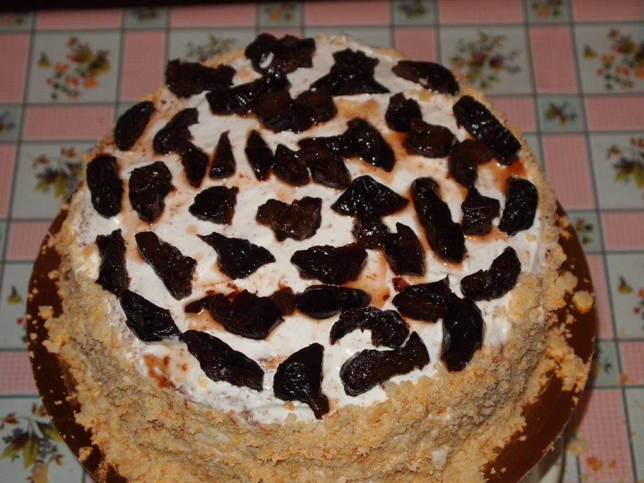 Торт с черносливом и сметанным кремом в виде горки
