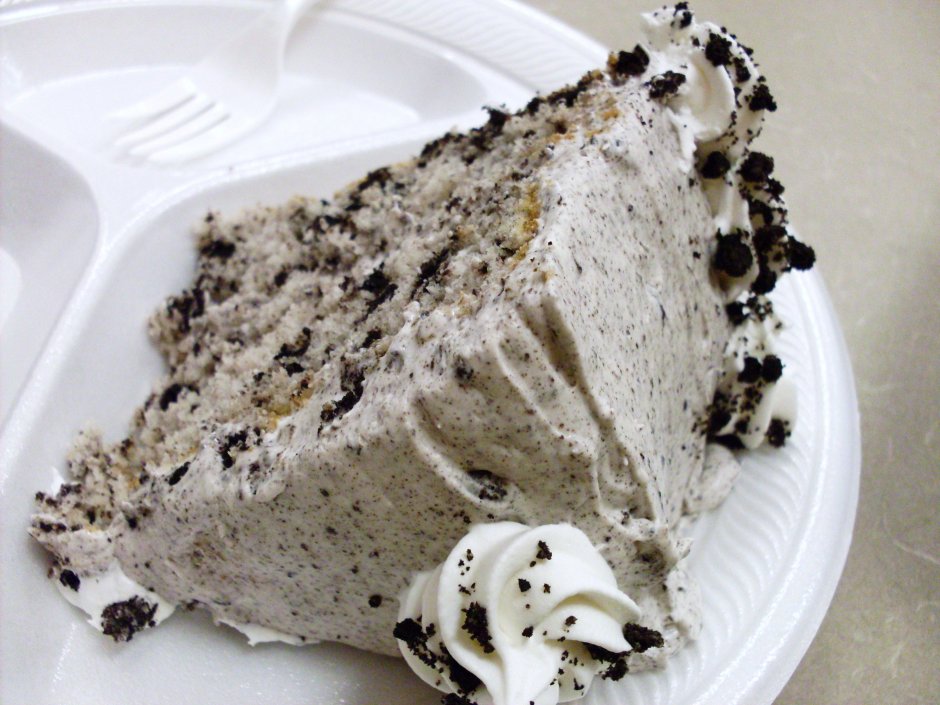 Торт с белым и шоколадным бисквитом