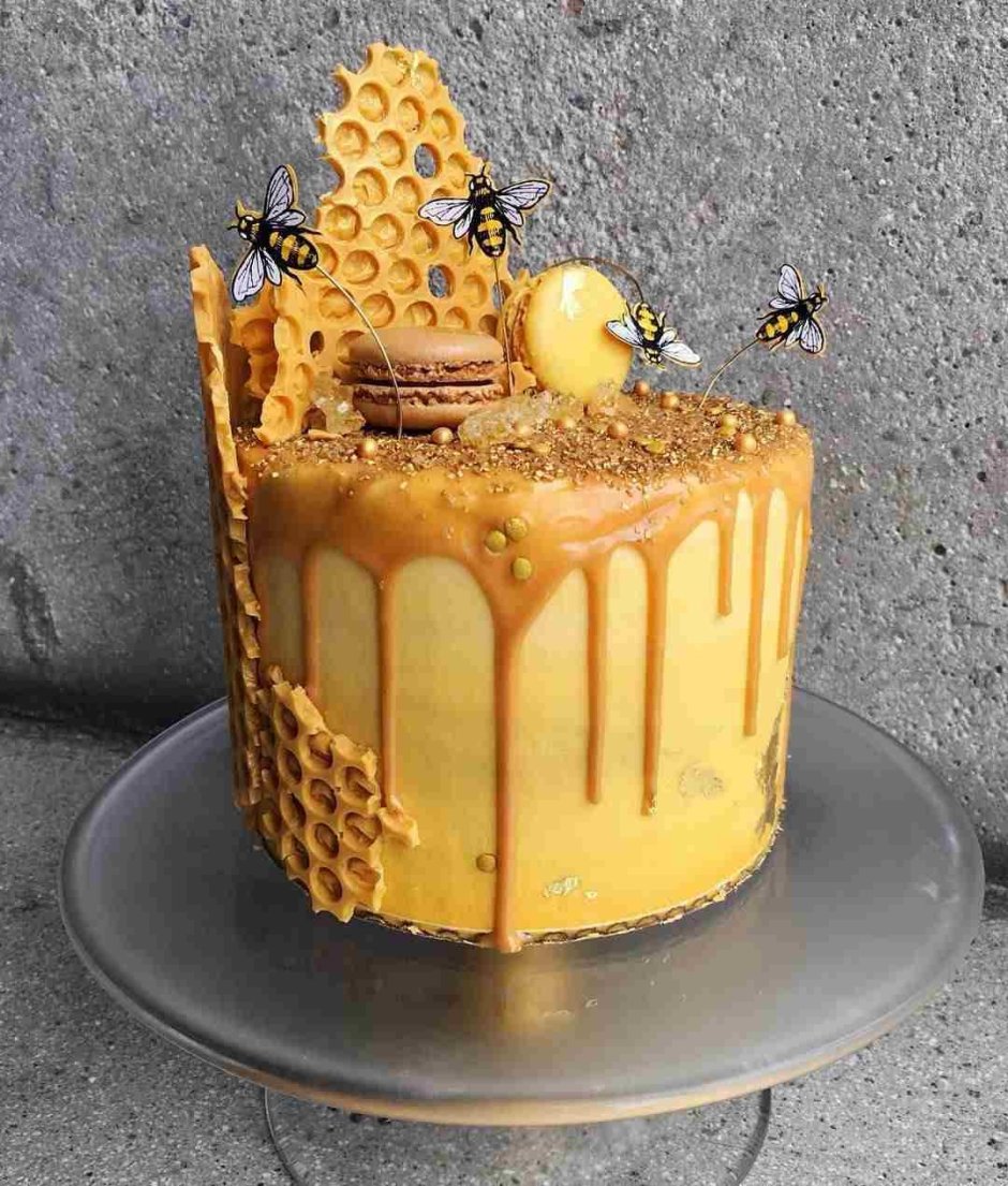 Желтые тортики с пчелами и акулой