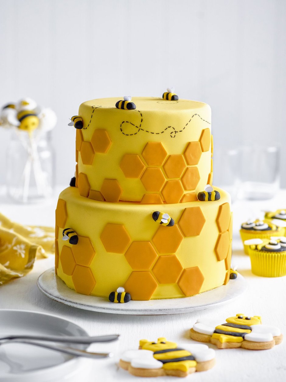 Торт медовик с сотами и пчелами