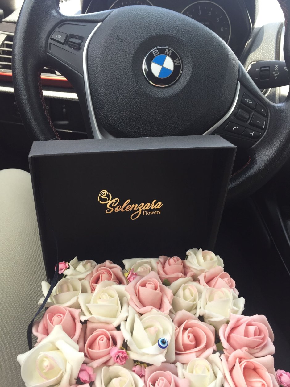 Букет цветов на руле машины