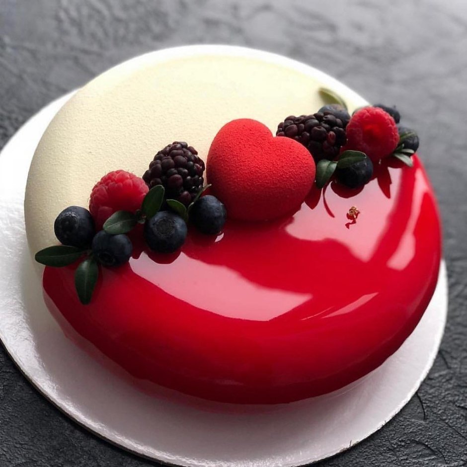 Сиреневый торт с ягодами