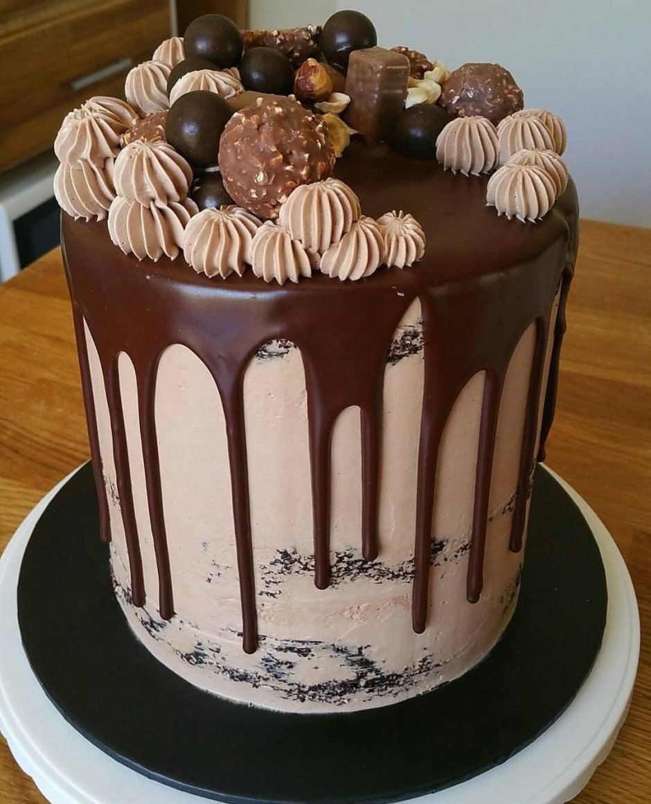 Украшение торта с шоколадными подтеками