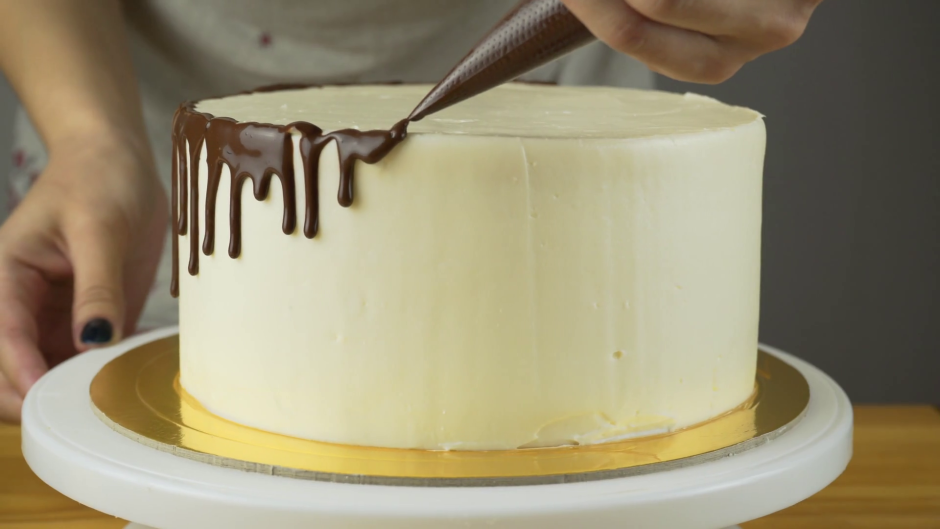 Торт в белой глазури с шоколадом