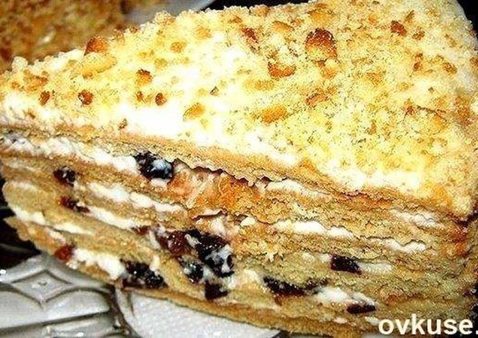 Торт медовый с черносливом и грецкими орехами