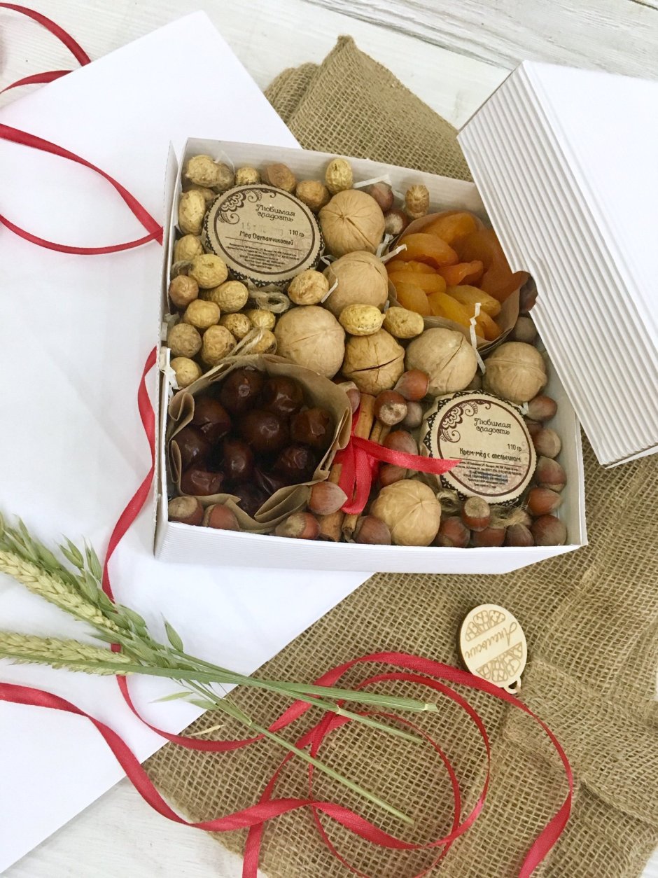 Подарочная коробка с орехами