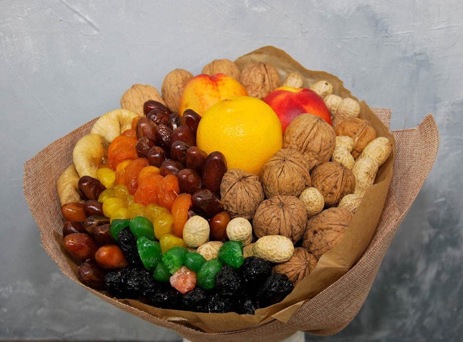 Подарок из фруктов и орехов