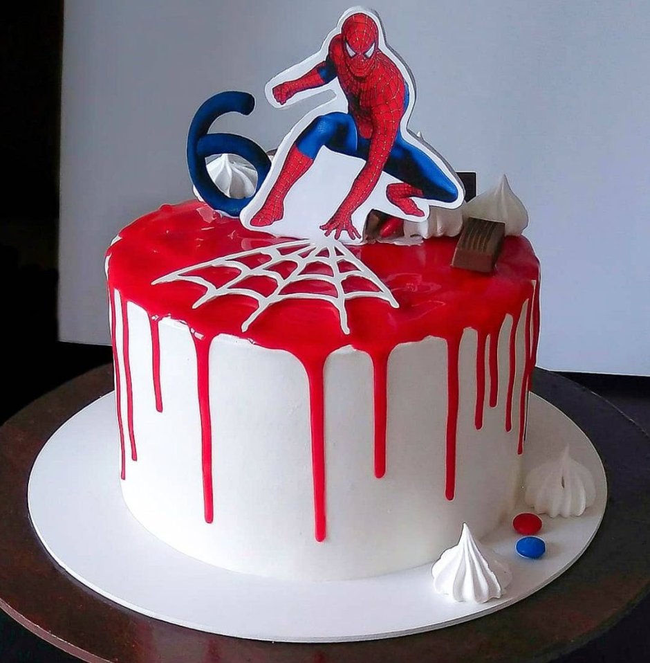 Торт человек паук с клубникой