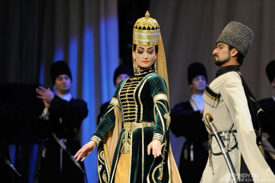 Национальные костюм черкесски Адыгеи
