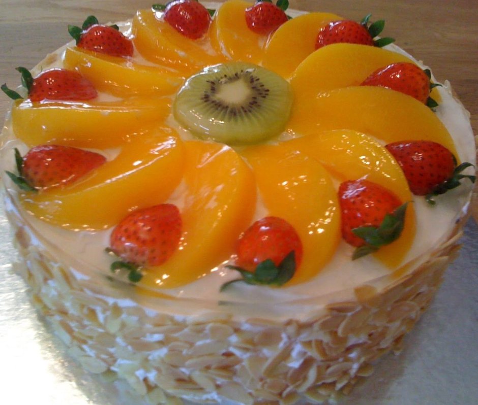 Украшение торта фруктами и желе