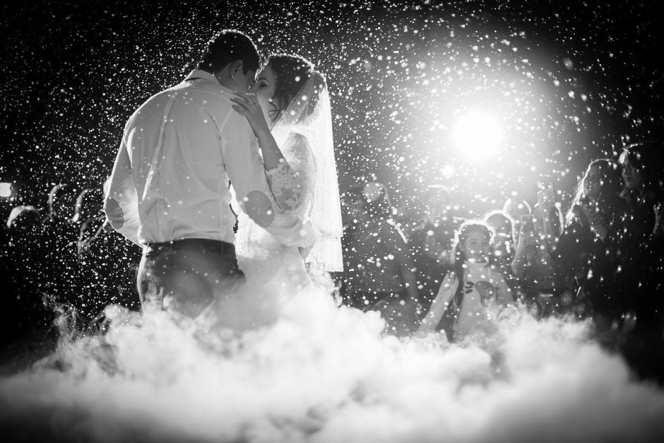 Танец жениха и невесты в дыму