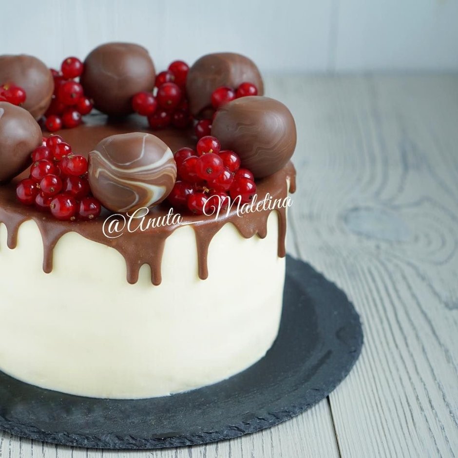 Украшение торта шоколадными шарами и ягодами