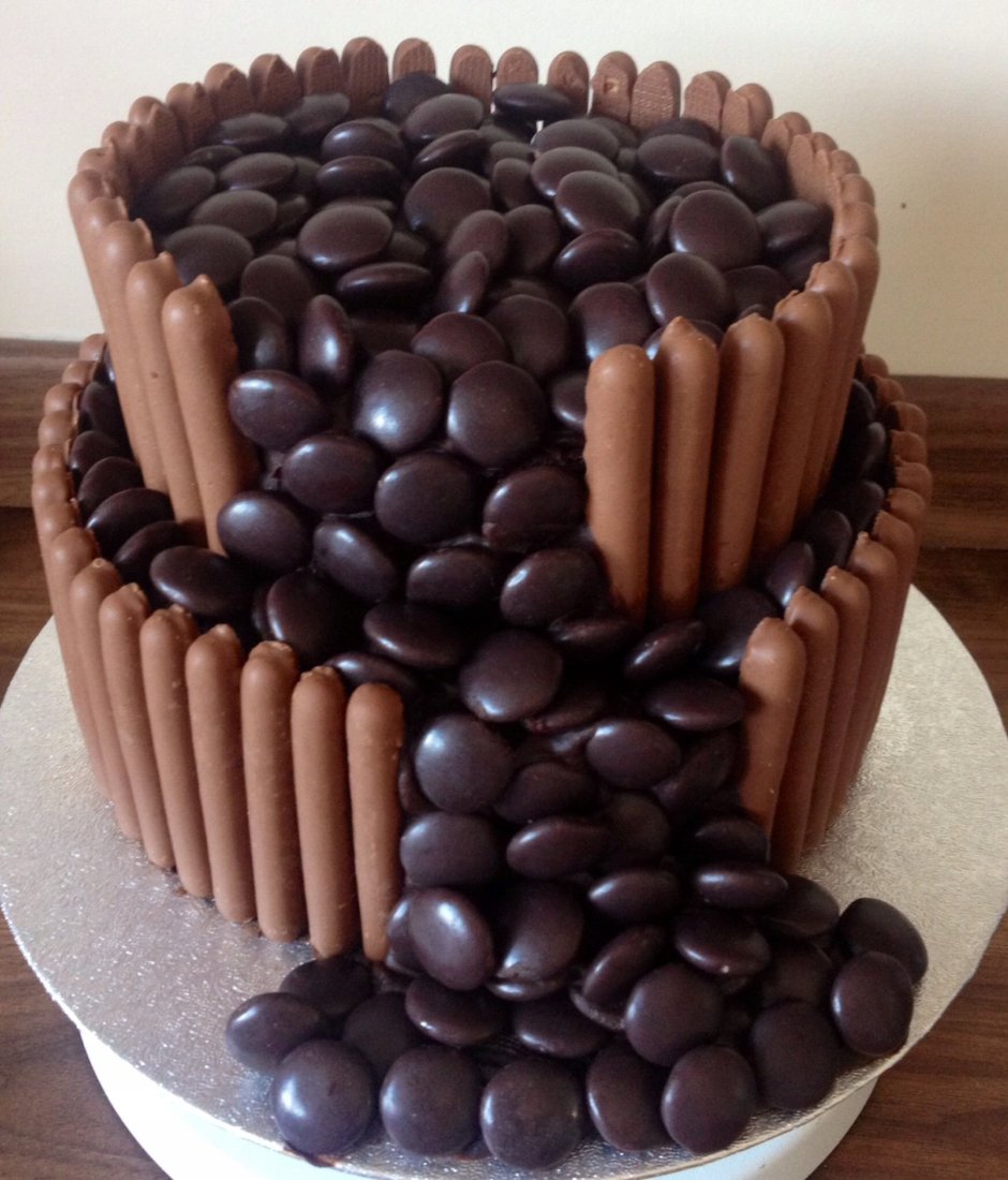 Необычное украшение шоколадного торта