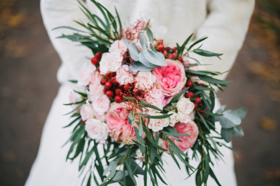 Букет невесты растрепыш с пионовидными розами