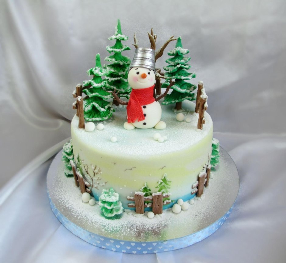 Новогодний торт с елкой и снеговиком