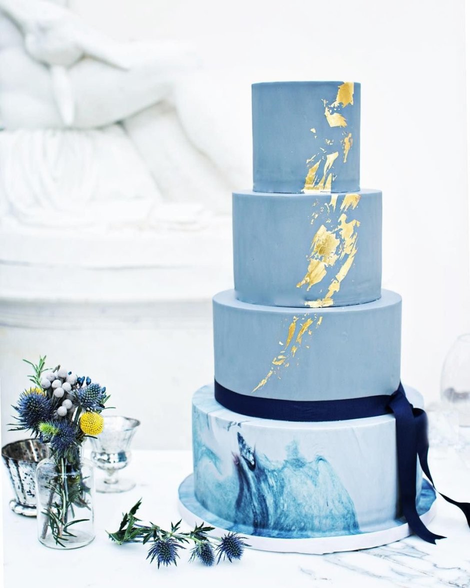 Свадебный торт с синим декором