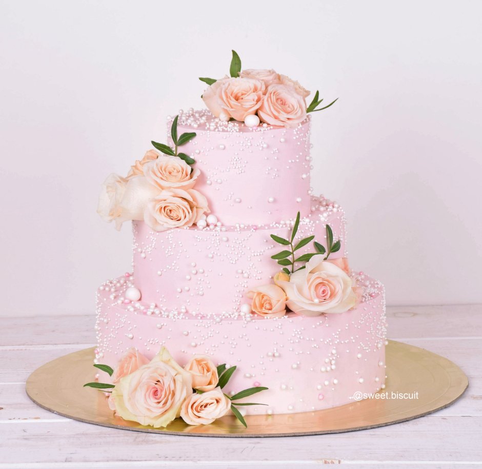 Свадебный торт с жемчужинами и цветами