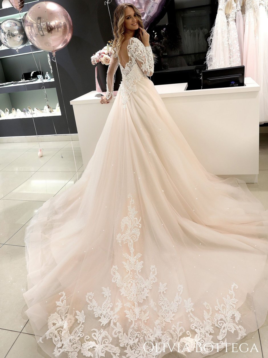Свадебное платье с длинным подолом