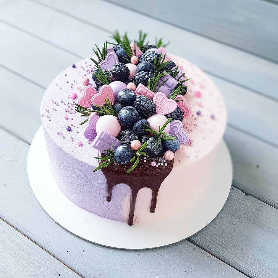 Торт с цветами и сладостями