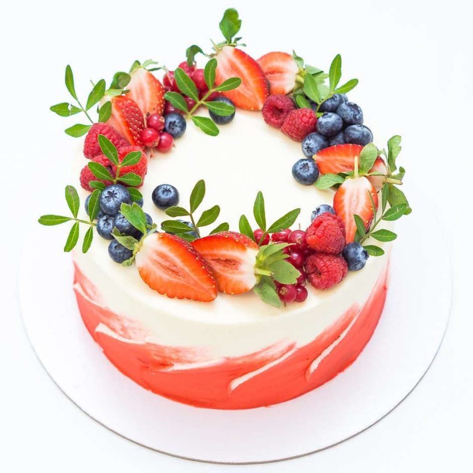 Торт с ягодным декором