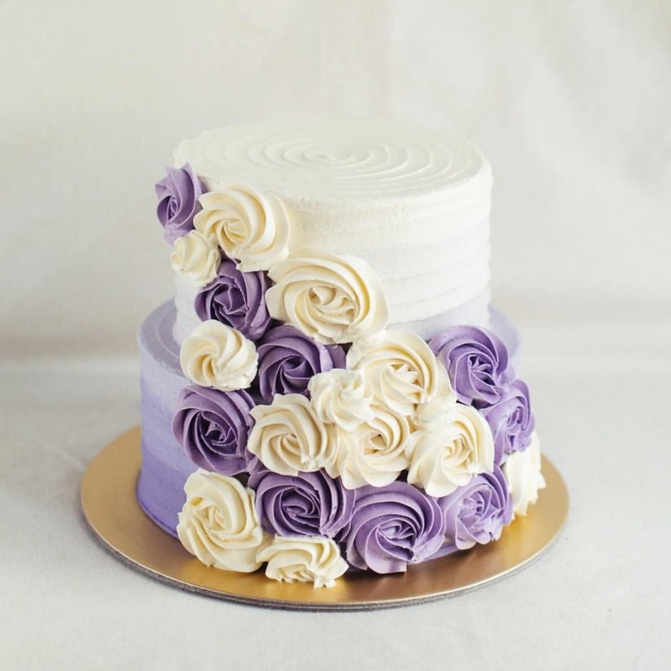 Свадебный торт с кремовыми цветами