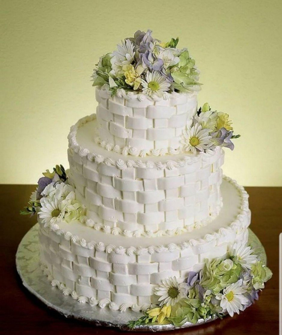 Свадебный кремовый торт квадратный