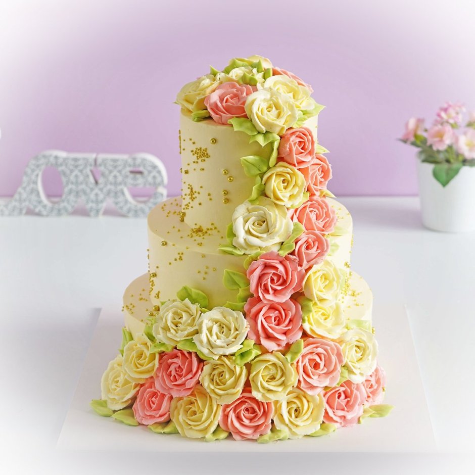 Свадебный торт двухъярусный с цветами из крема