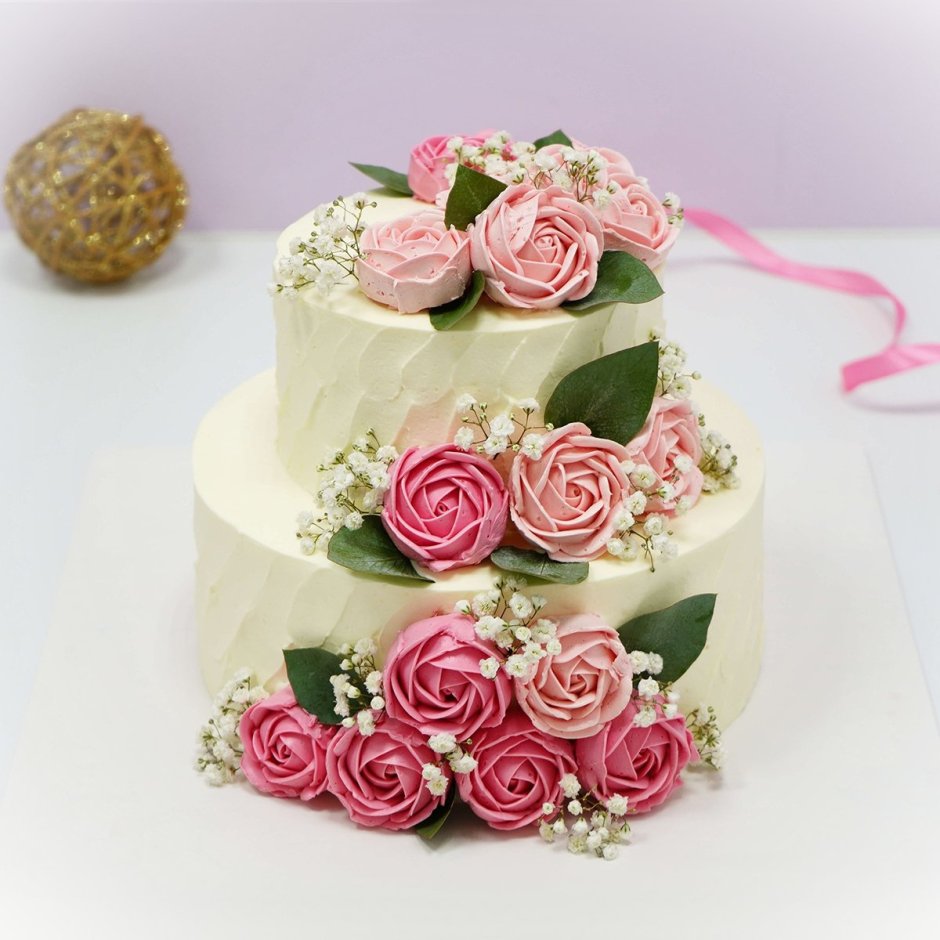 Свадебный торт двухъярусный с цветами из крема