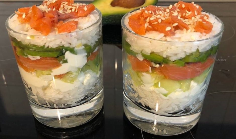 Салат суши в стаканчике