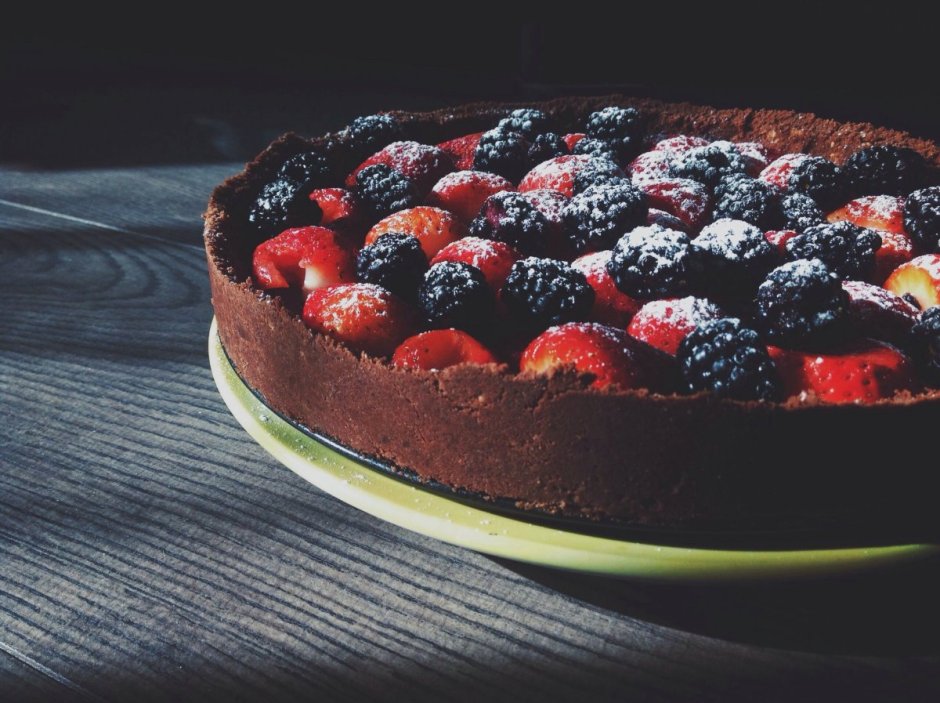 Шоколадный пирог с ягодами