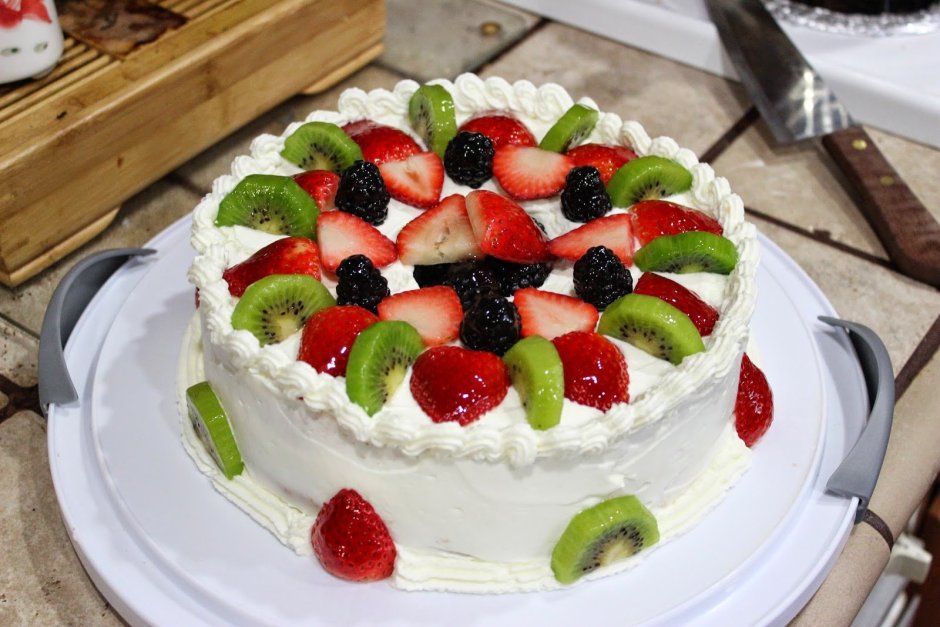 Торт со сметанным кремом и фруктами